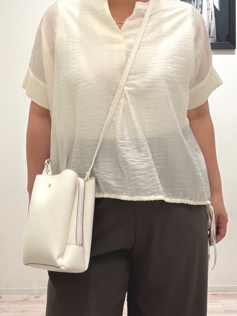ホワイト系のタンクトップ、ホワイト系のシャツ/ブラウス、ブラウン系のその他パンツを着用したレディースの夏コーディネートの7枚目の写真