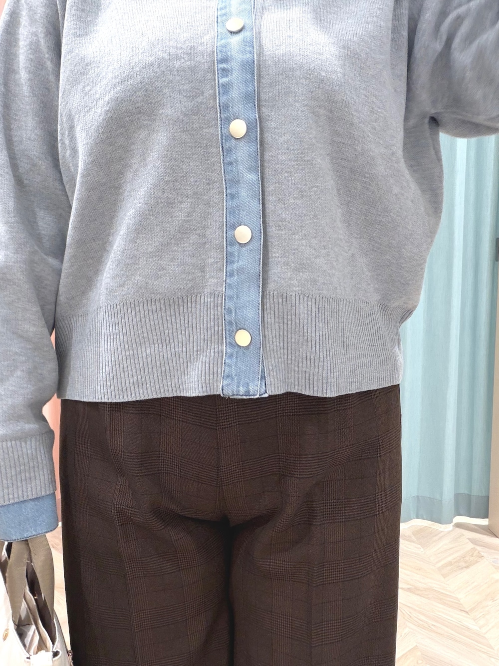 グレー系のカーディガン/ボレロ、ブラウン系のその他パンツ、ブラウン系のブーツを着用したレディースの秋コーディネートの7枚目の写真