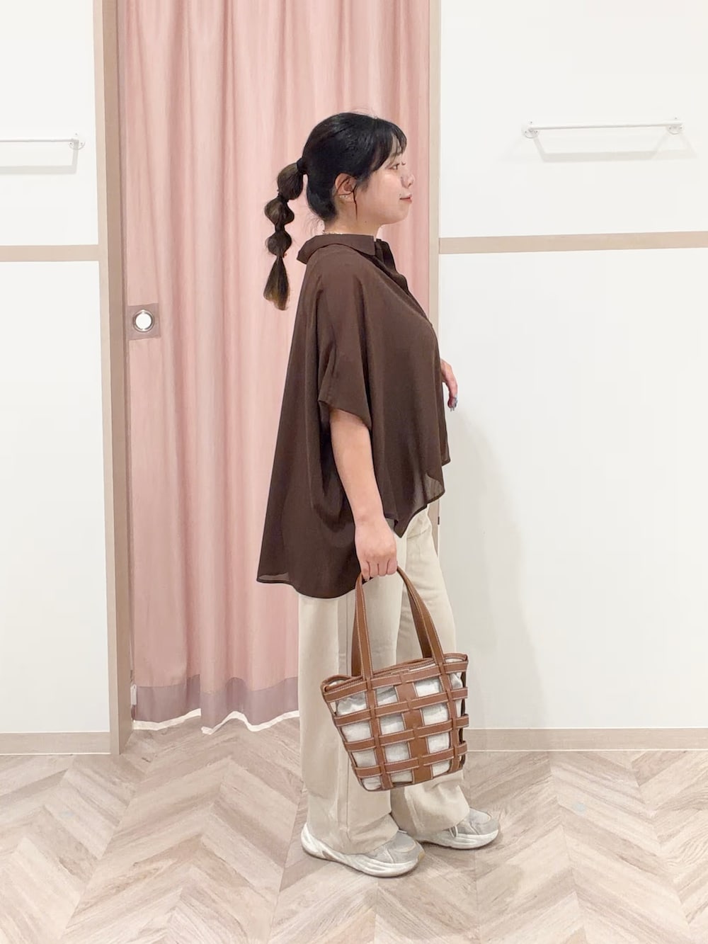 ゴールド系のタンクトップ、ブラウン系のシャツ/ブラウス、ベージュ系のその他パンツを着用したレディースの春コーディネートの5枚目の写真