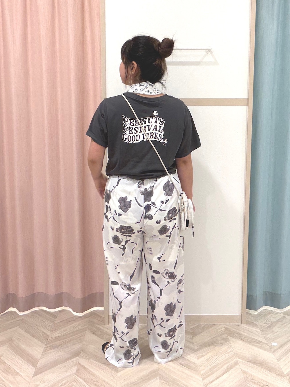 グレー系のTシャツ/カットソー、ホワイト系のその他パンツ、ホワイト系のバンダナ/スカーフを着用したレディースの夏コーディネートの4枚目の写真