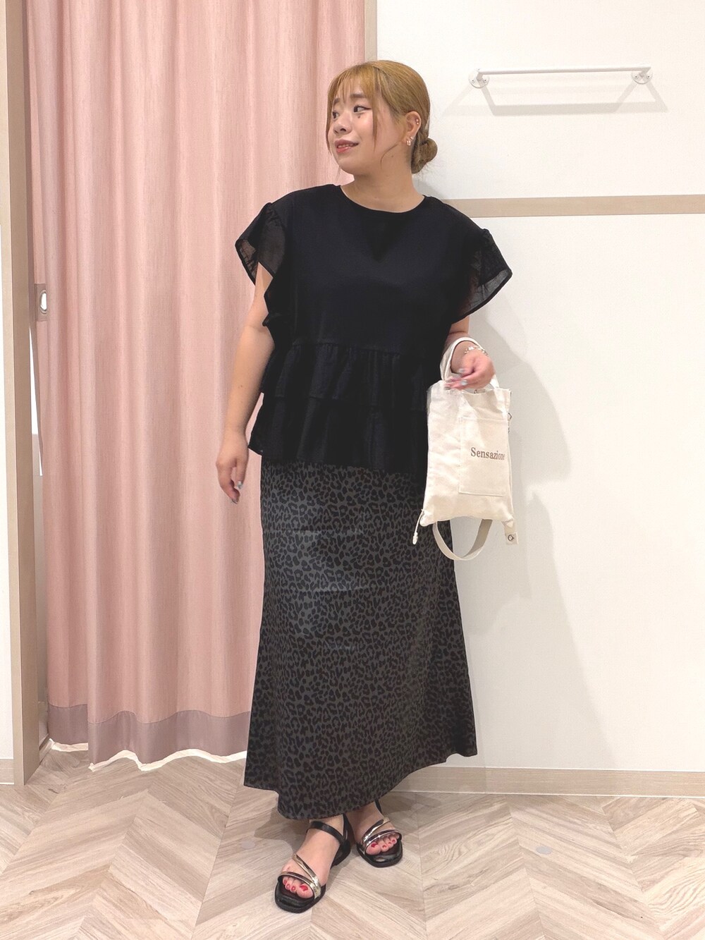 ブラック系のTシャツ/カットソー、グレー系のスカート、ホワイト系のトートバッグを着用したレディースの夏コーディネートの2枚目の写真