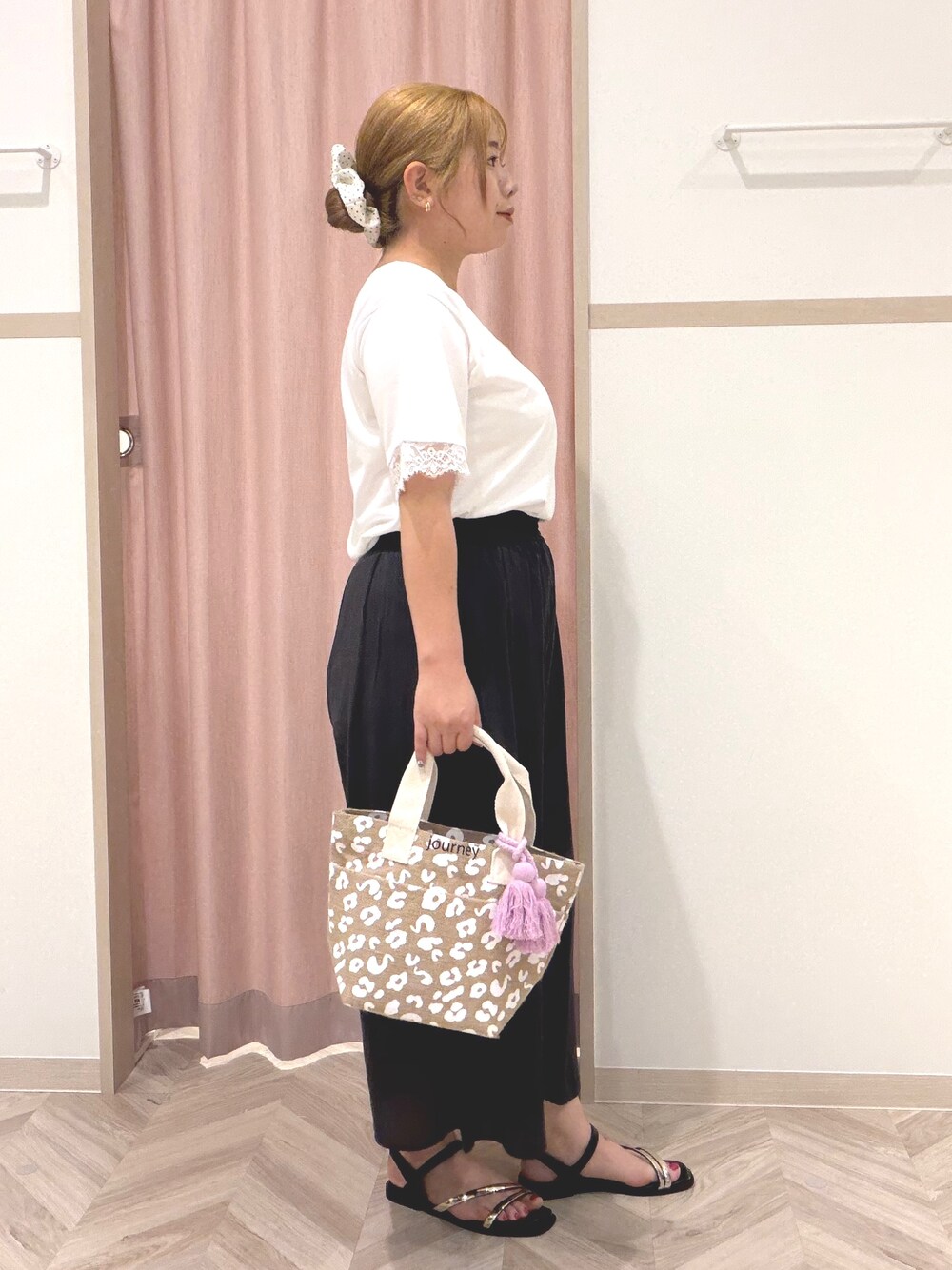 ホワイト系のTシャツ/カットソー、ブラック系のその他パンツ、ベージュ系のトートバッグを着用したレディースの夏コーディネートの3枚目の写真