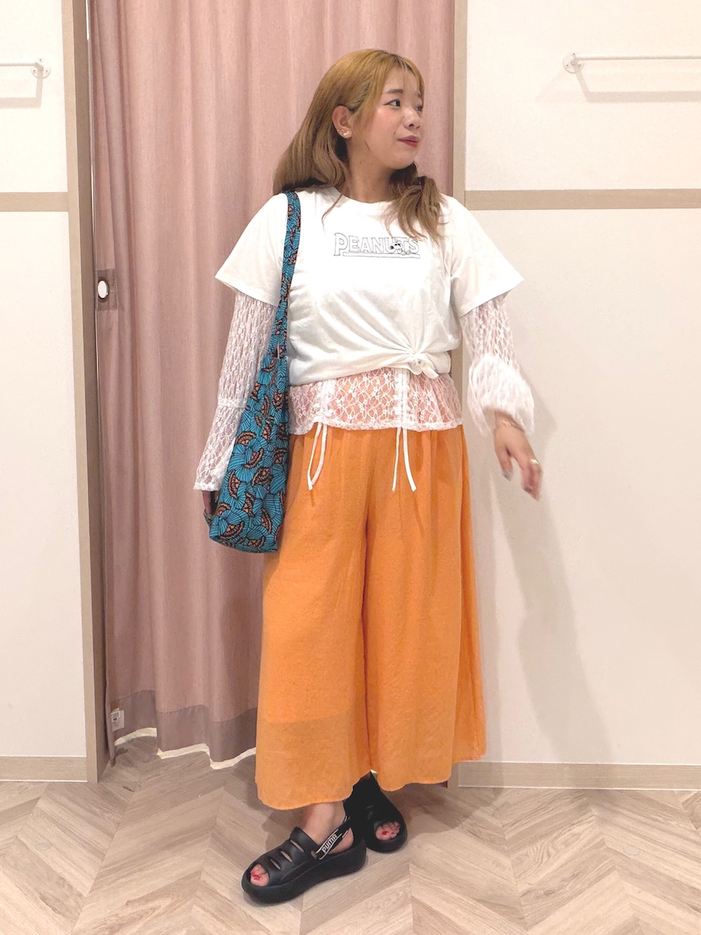 ホワイト系のTシャツ/カットソー、ホワイト系のTシャツ/カットソー、オレンジ系のその他パンツを着用したレディースの夏コーディネートの2枚目の写真