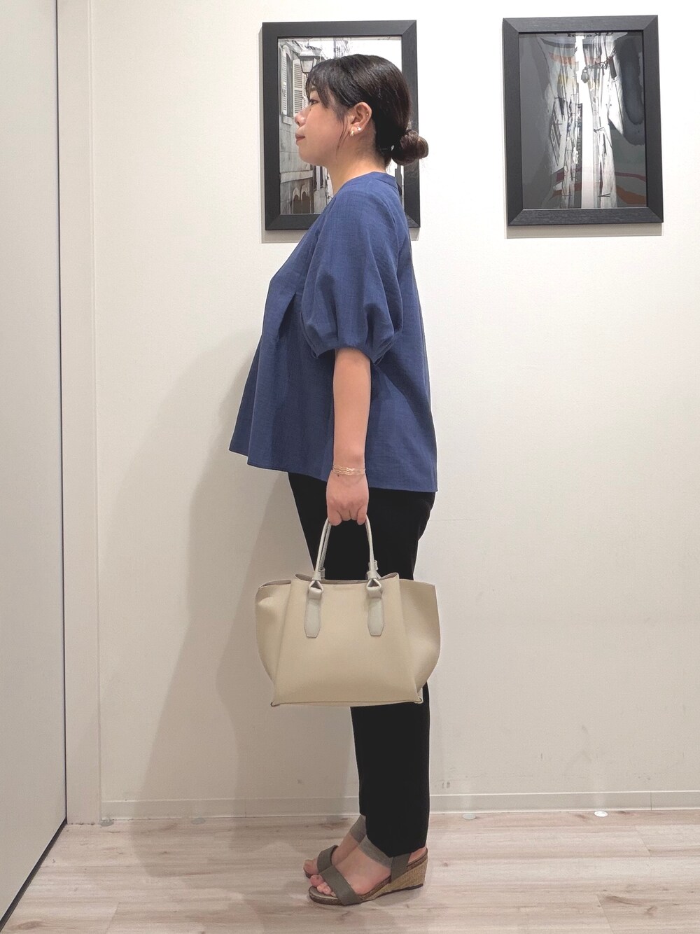 ブルー系のシャツ/ブラウス、ブラック系のその他パンツ、グレー系のトートバッグを着用したレディースの夏コーディネートの4枚目の写真