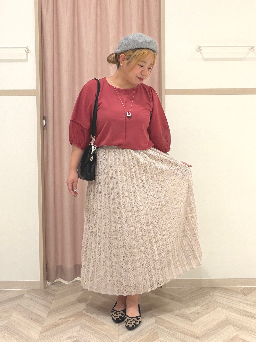 レッド系のTシャツ/カットソー、ベージュ系のスカート、ブラウン系のパンプスを着用したレディースの夏コーディネートの3枚目の写真
