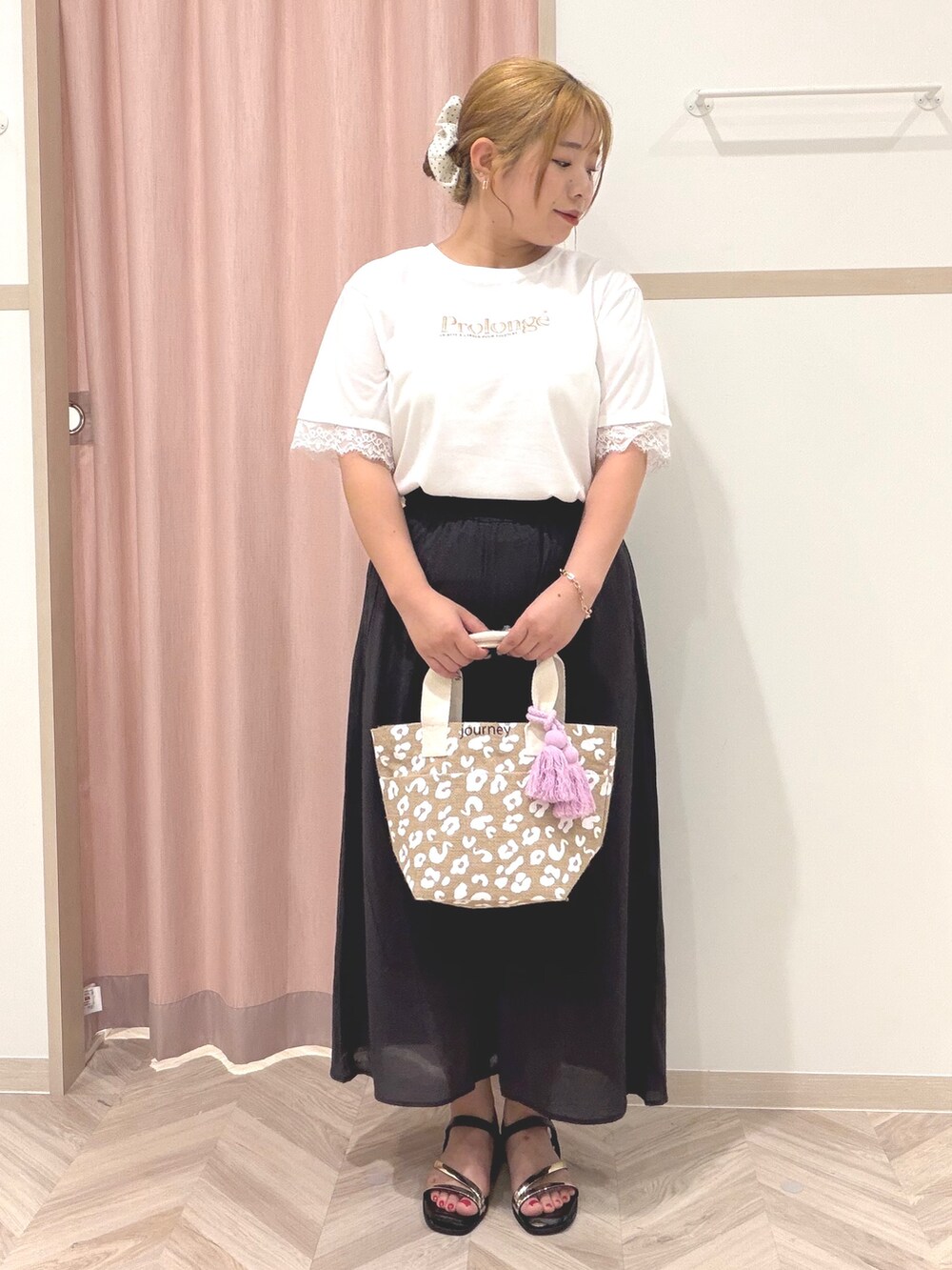 ホワイト系のTシャツ/カットソー、ブラック系のその他パンツ、ベージュ系のトートバッグを着用したレディースの夏コーディネートの2枚目の写真