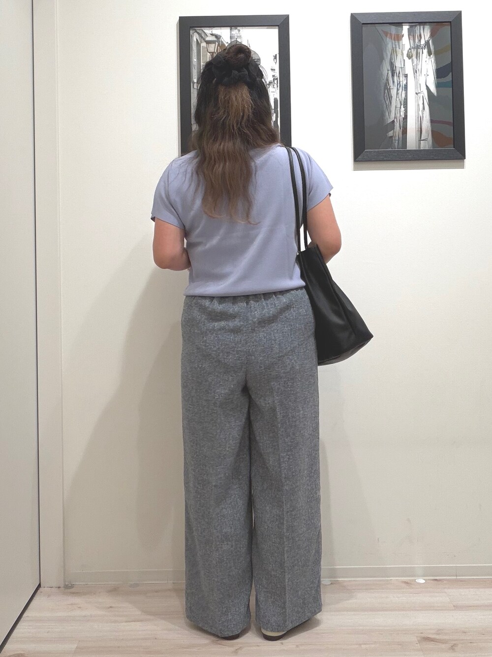 ブルー系のニット/セーター、ブルー系のその他パンツ、ベージュ系のパンプスを着用したレディースの夏コーディネートの4枚目の写真