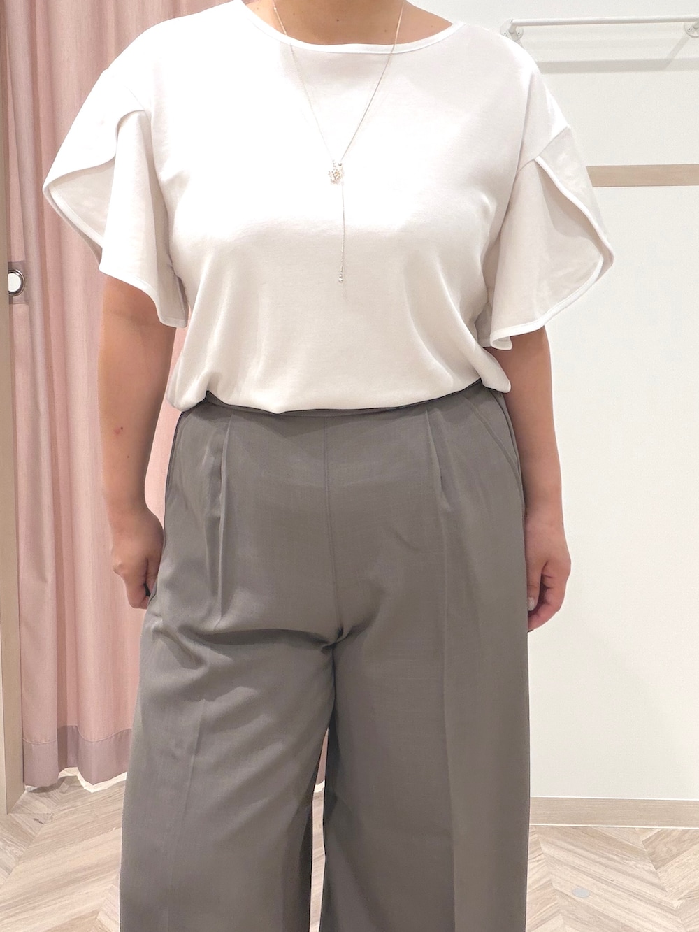 ベージュ系のTシャツ/カットソー、ブラウン系のその他パンツ、ブラウン系のサンダルを着用したレディースの夏コーディネートの5枚目の写真