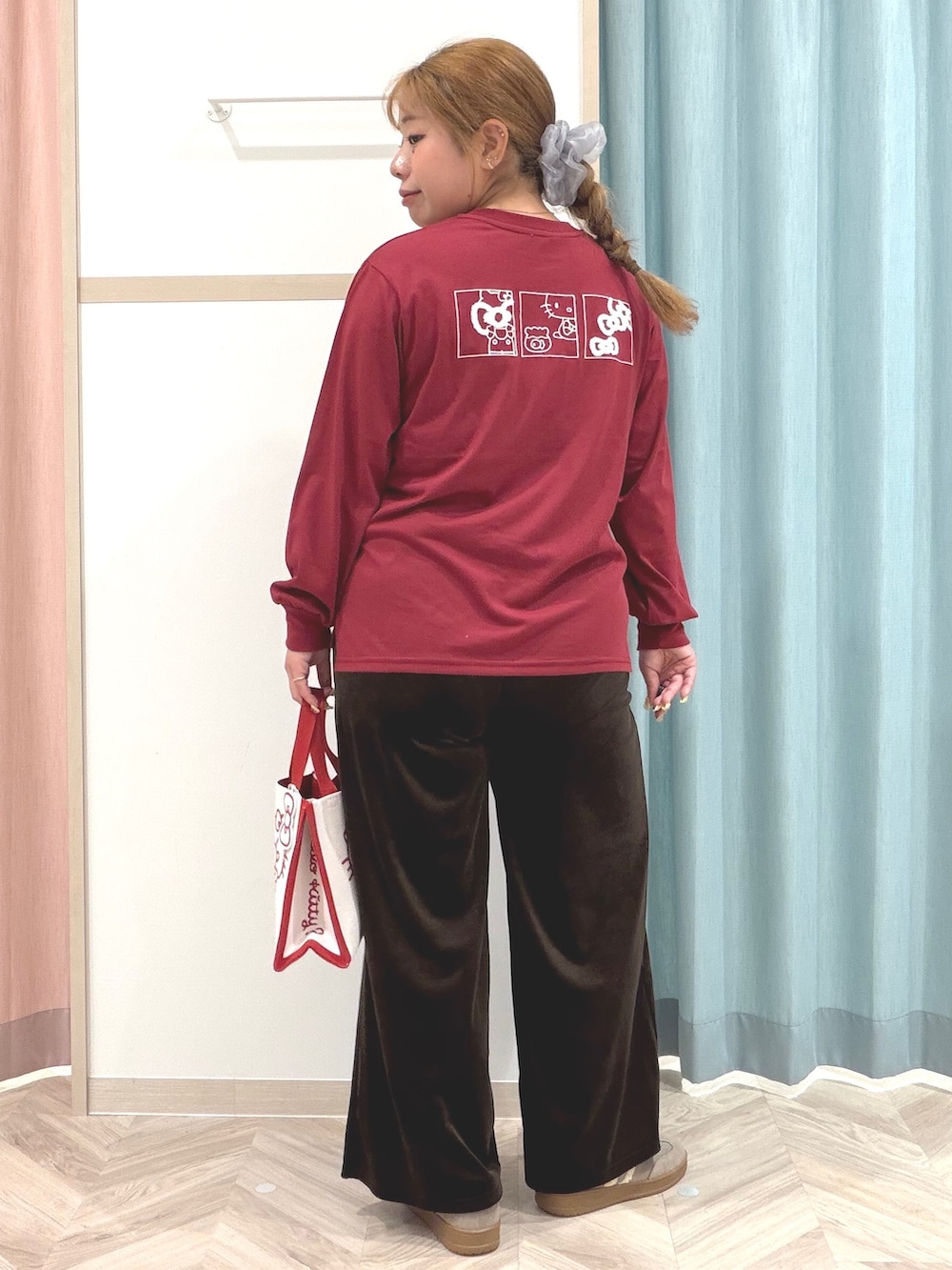レッド系のTシャツ/カットソー、ブラウン系のその他パンツ、ベージュ系のスニーカーを着用したレディースの秋コーディネートの8枚目の写真