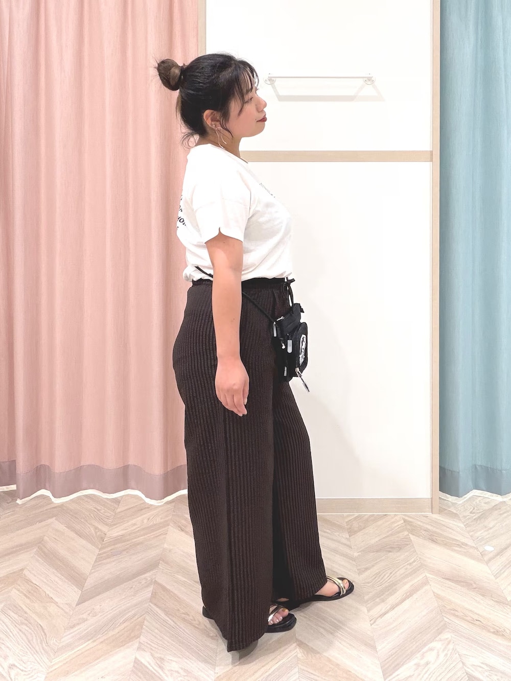 ホワイト系のTシャツ/カットソー、ブラウン系のその他パンツを着用したレディースの夏コーディネートの3枚目の写真