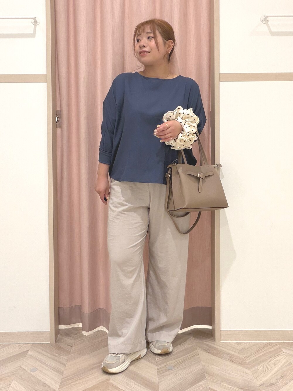 ブルー系のシャツ/ブラウス、ベージュ系のその他パンツ、ベージュ系のトートバッグを着用したレディースの秋コーディネートの7枚目の写真