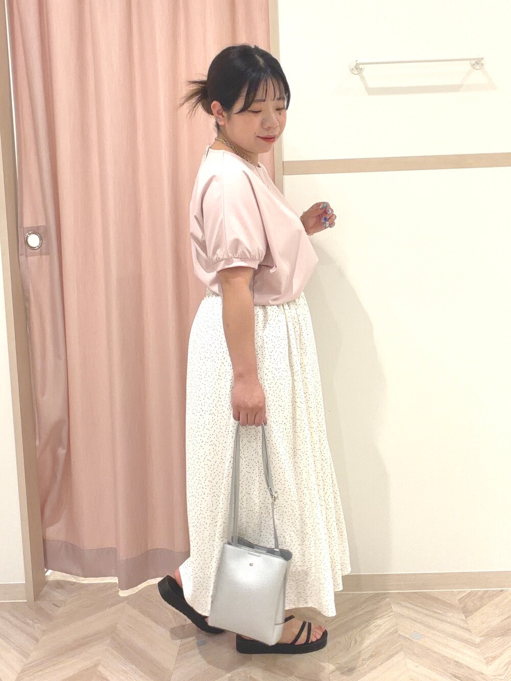 ピンク系のシャツ/ブラウス、ホワイト系のスカート、シルバー系のショルダーバッグを着用したレディースの春コーディネートの3枚目の写真