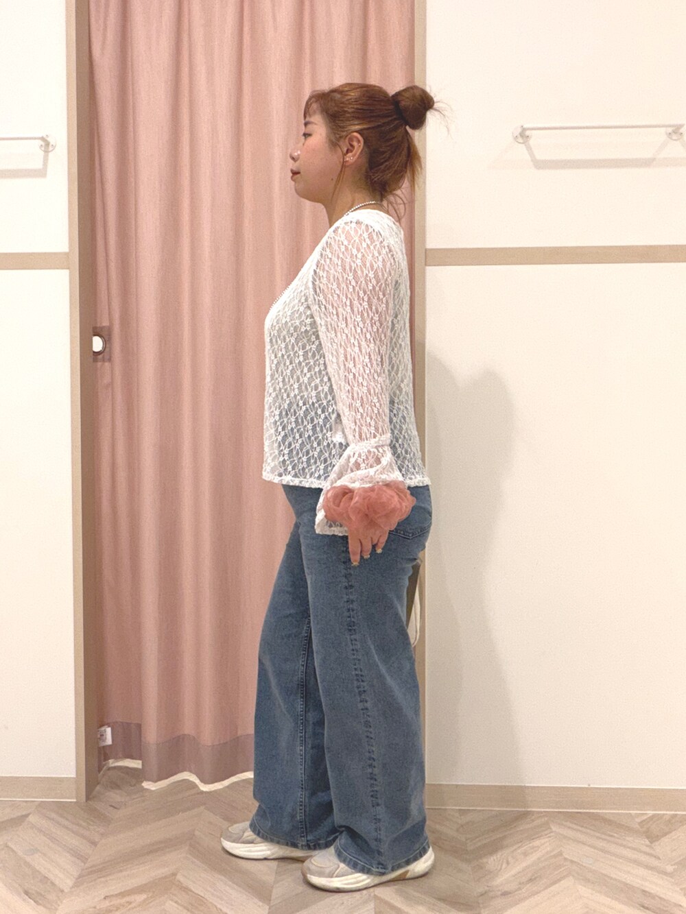 ホワイト系のTシャツ/カットソー、ブルー系のデニムパンツ、ホワイト系のトートバッグを着用したレディースの夏コーディネートの4枚目の写真