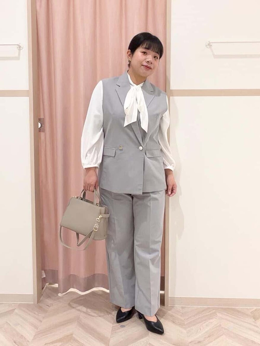 グレー系のベスト、ホワイト系のシャツ/ブラウス、グレー系のその他パンツを着用したレディースの冬コーディネートの3枚目の写真