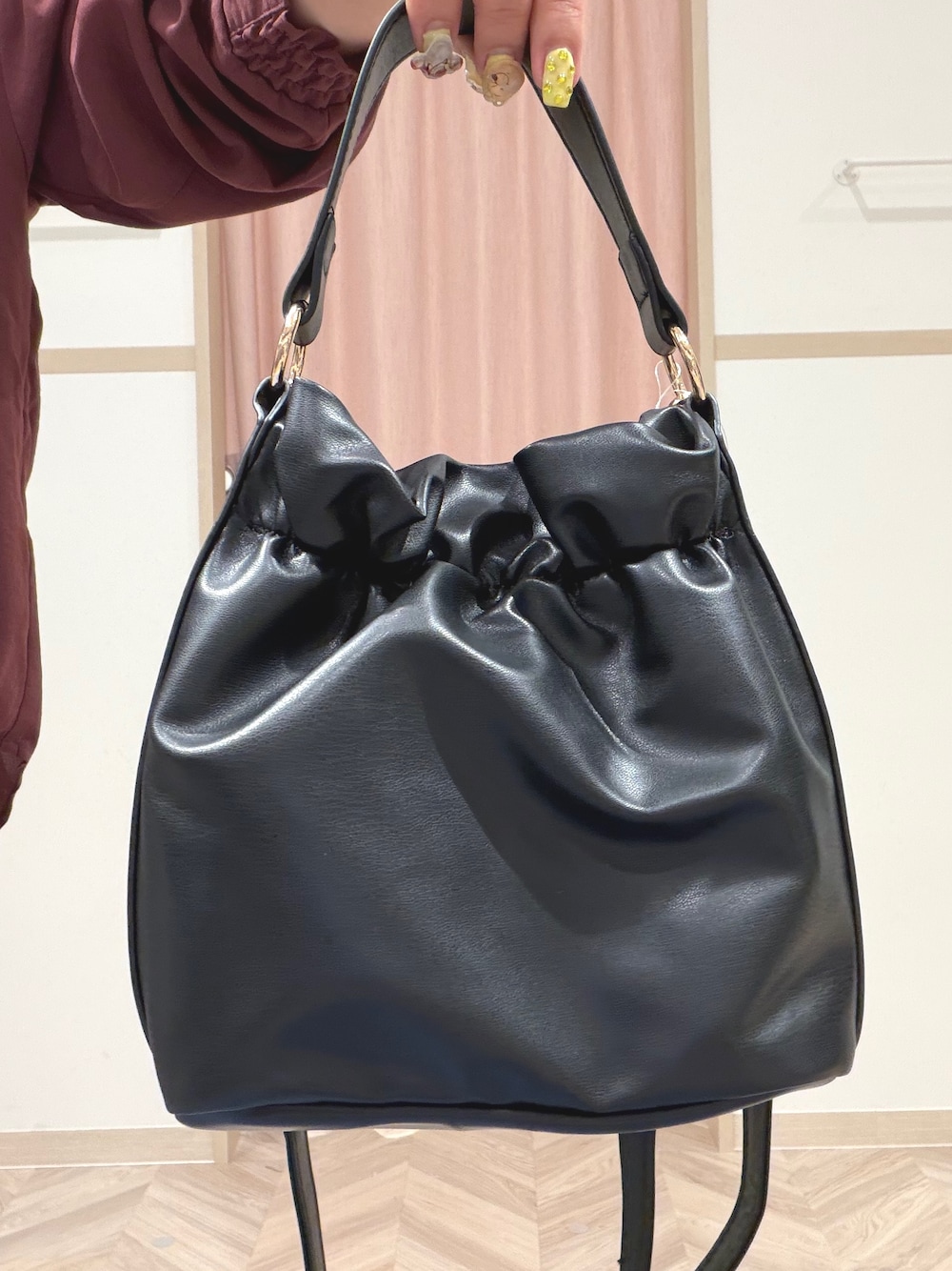 レッド系のシャツ/ブラウス、ベージュ系のその他パンツ、ブラック系のショルダーバッグを着用したレディースの秋コーディネートの10枚目の写真