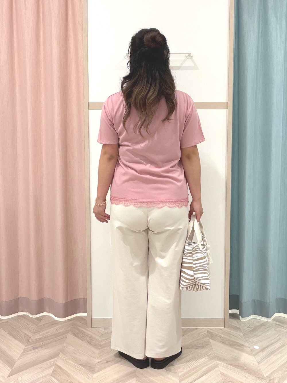 ピンク系のTシャツ/カットソー、ホワイト系のその他パンツ、シルバー系のサンダルを着用したレディースの夏コーディネートの5枚目の写真