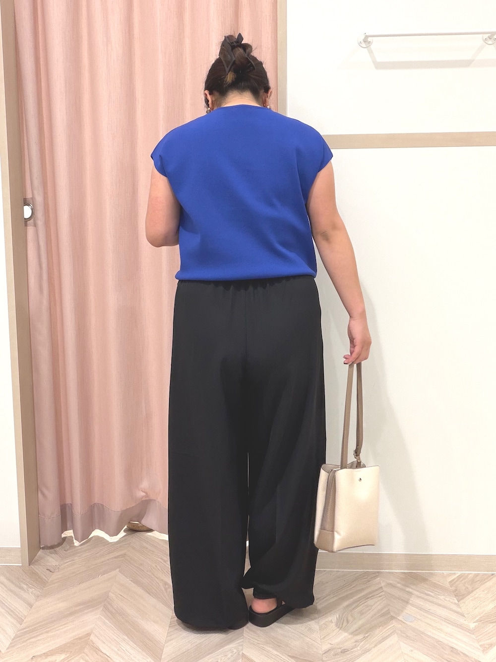 ブルー系のニット/セーター、ブラック系のその他パンツ、ブラック系のサンダルを着用したレディースの夏コーディネートの5枚目の写真