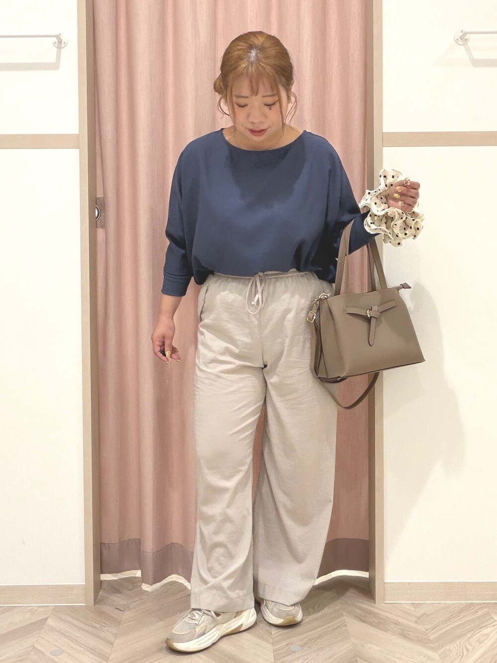 ブルー系のシャツ/ブラウス、ベージュ系のその他パンツ、ベージュ系のトートバッグを着用したレディースの秋コーディネートの2枚目の写真
