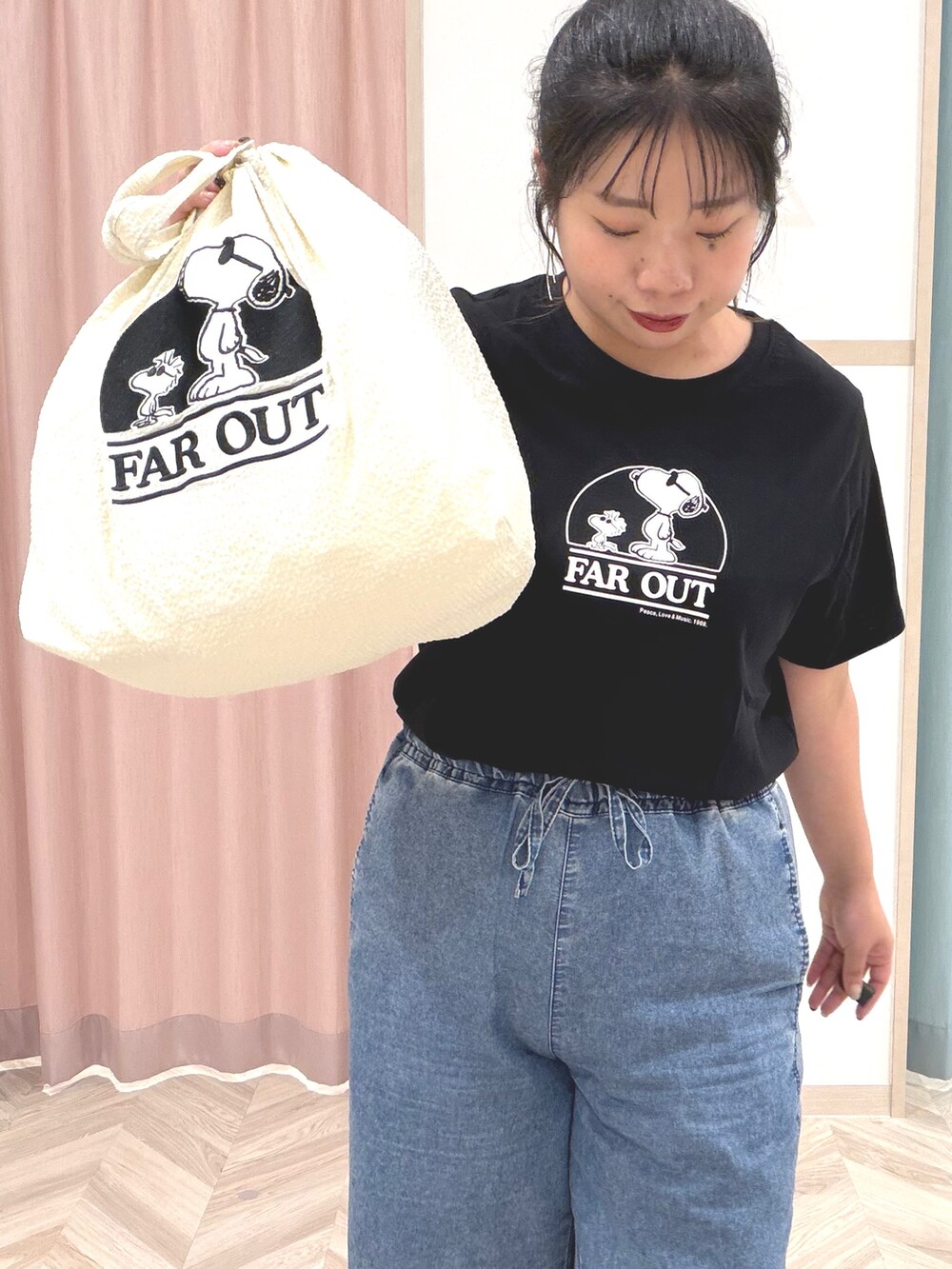 ブラック系のTシャツ/カットソー、ブルー系のデニムパンツ、ホワイト系のトートバッグを着用したレディースの夏コーディネートの8枚目の写真