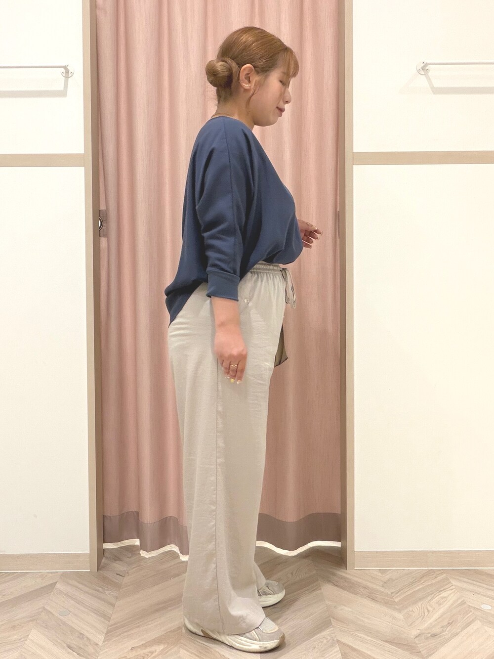 ブルー系のシャツ/ブラウス、ベージュ系のその他パンツ、ベージュ系のトートバッグを着用したレディースの秋コーディネートの3枚目の写真