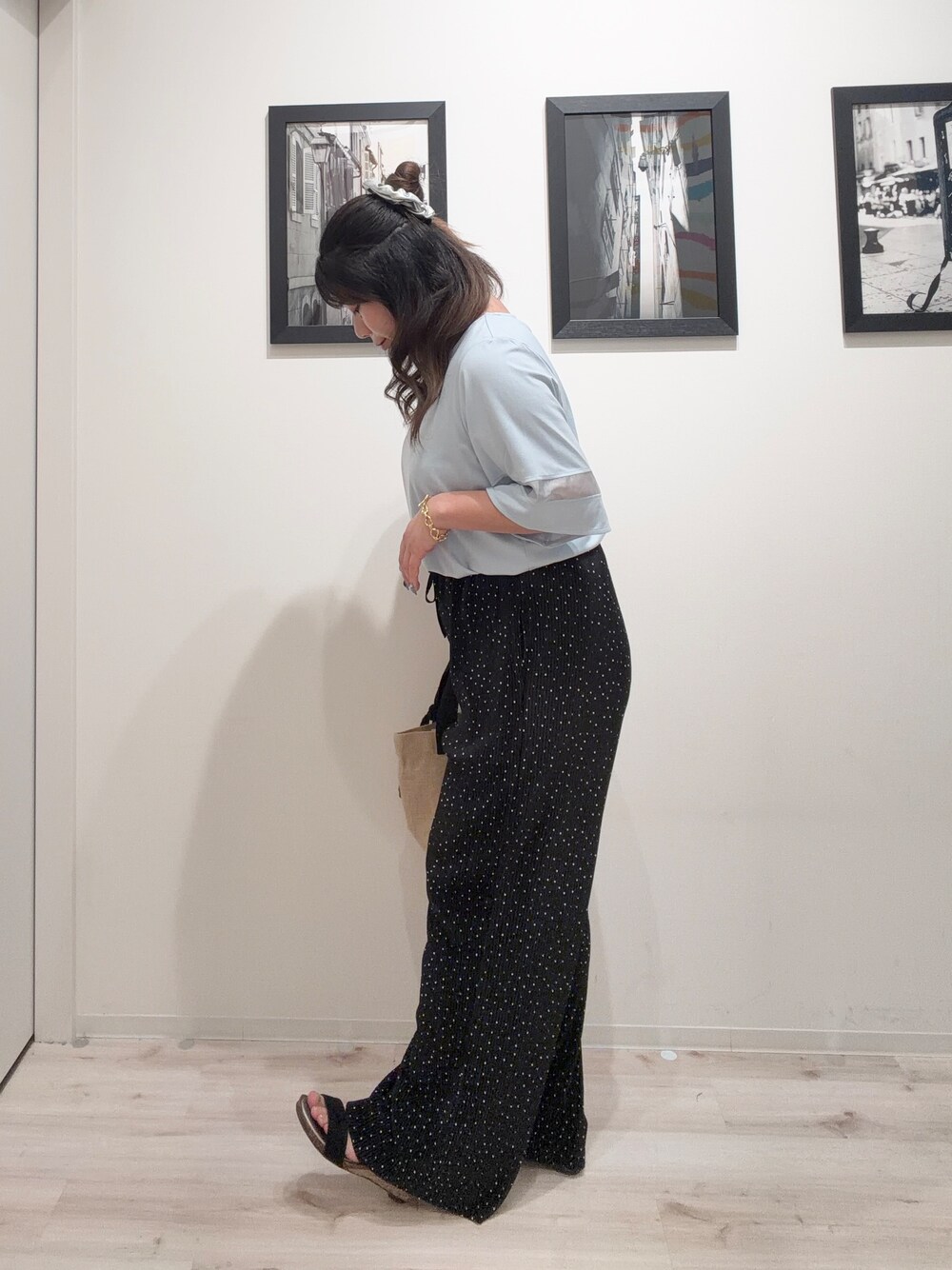 ブラック系のその他パンツ、ブラック系のサンダル、ブラック系のトートバッグを着用したレディースの春コーディネートの3枚目の写真