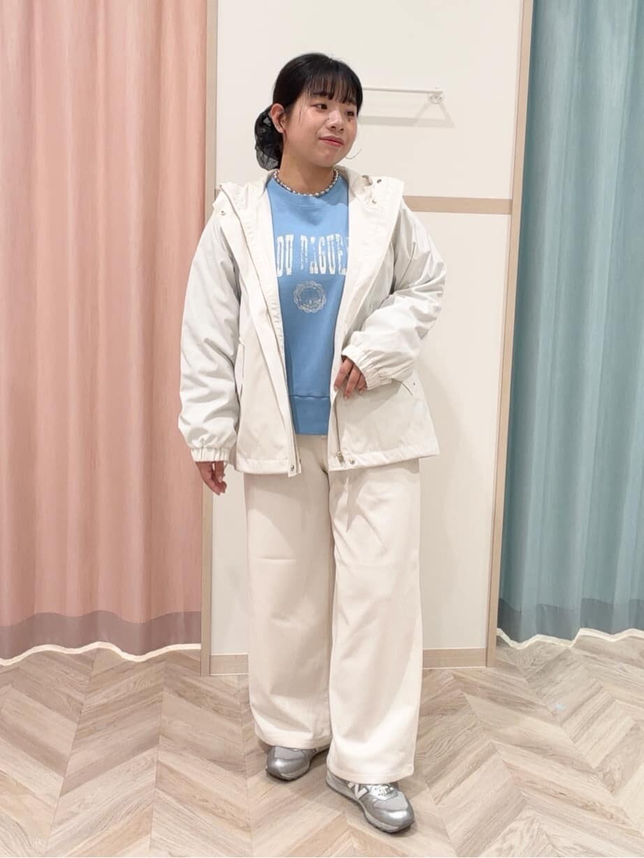 ホワイト系のその他パンツ、ホワイト系のブルゾン、ブルー系のスウェットを着用したレディースの冬コーディネートの2枚目の写真