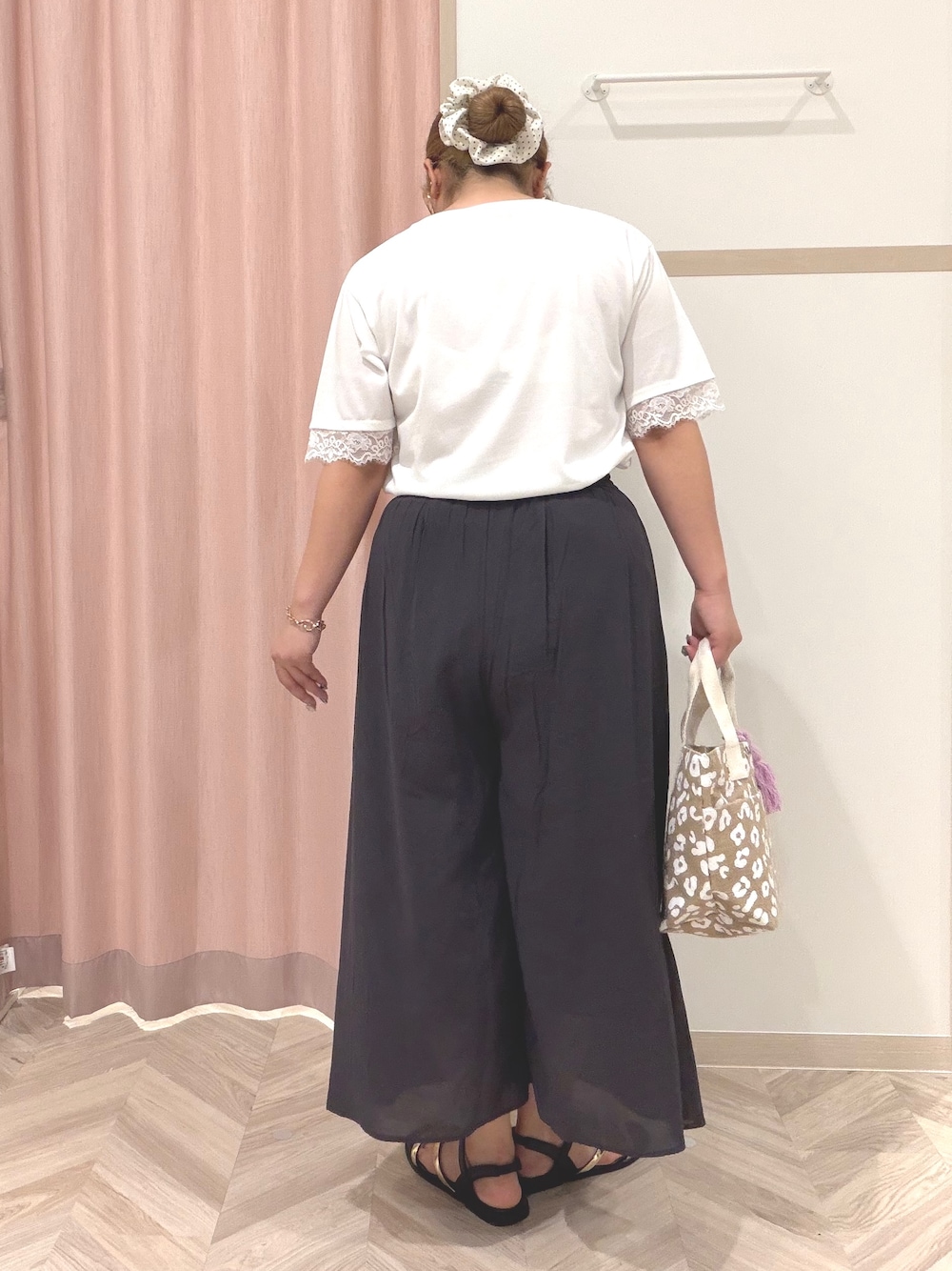 ホワイト系のTシャツ/カットソー、ブラック系のその他パンツ、ベージュ系のトートバッグを着用したレディースの夏コーディネートの4枚目の写真