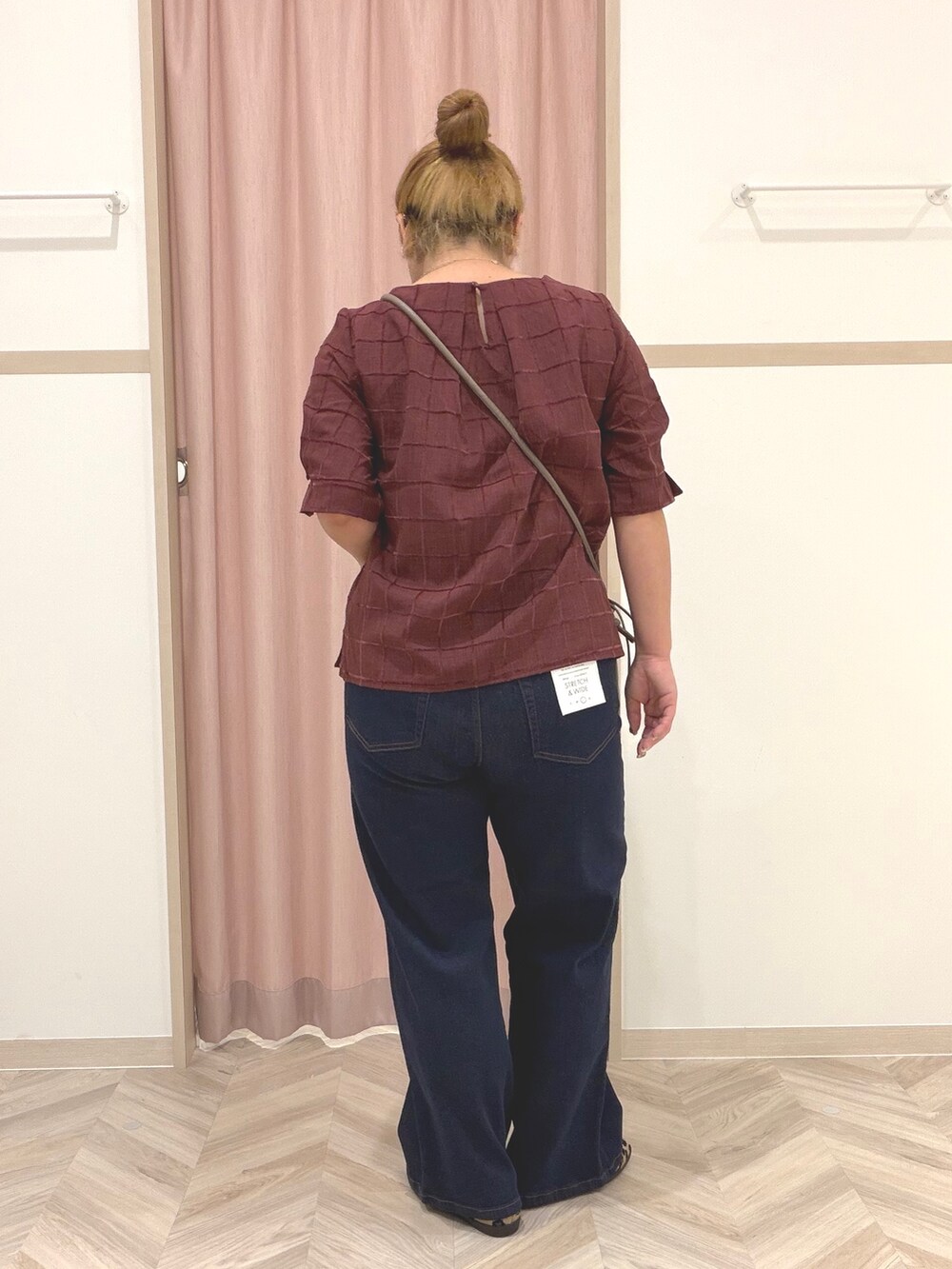 レッド系のシャツ/ブラウス、ブルー系のデニムパンツ、ブラウン系のパンプスを着用したレディースの夏コーディネートの5枚目の写真