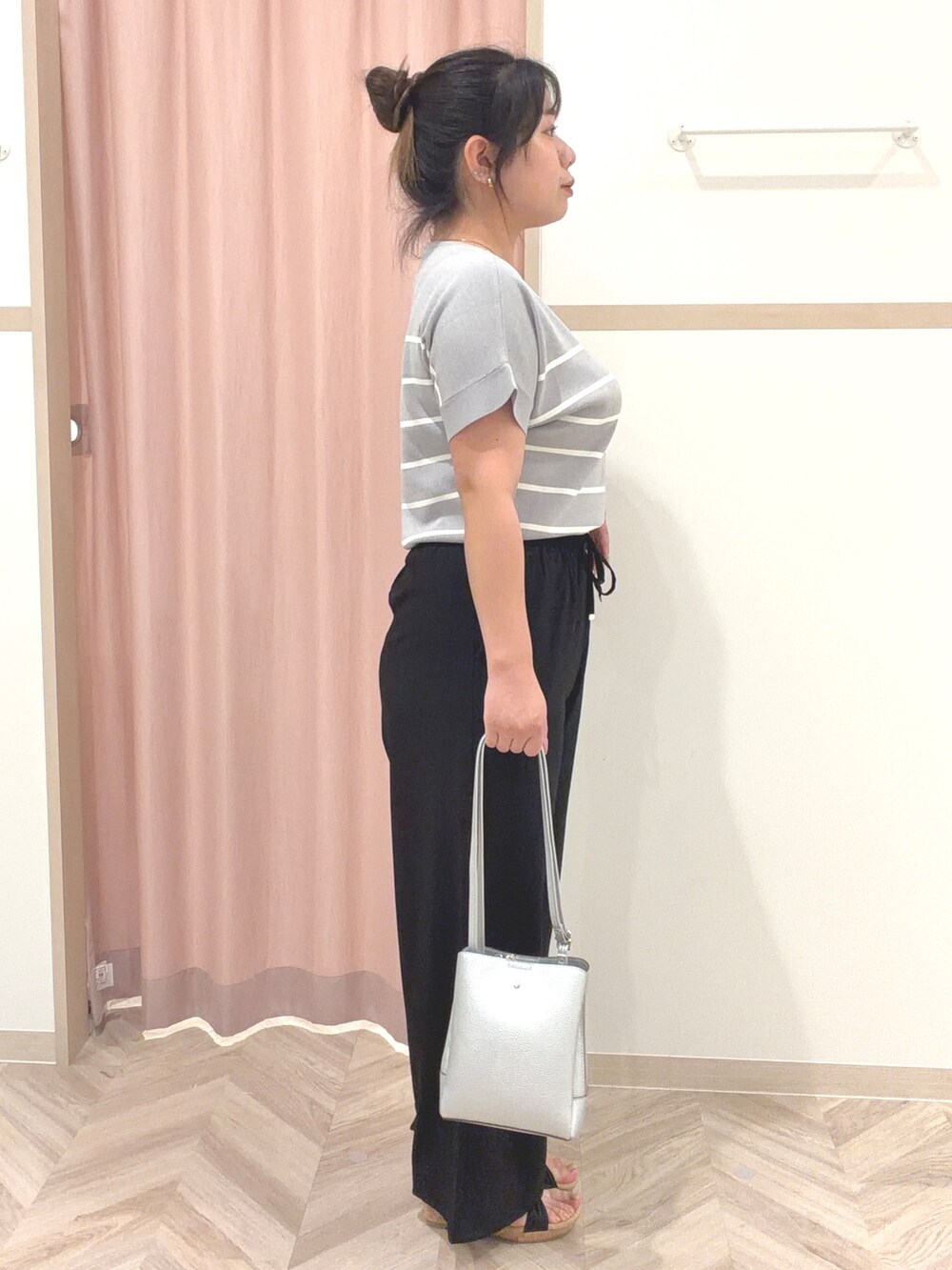グレー系のニット/セーター、ブラック系のその他パンツ、ブラック系のサンダルを着用したレディースの夏コーディネートの4枚目の写真