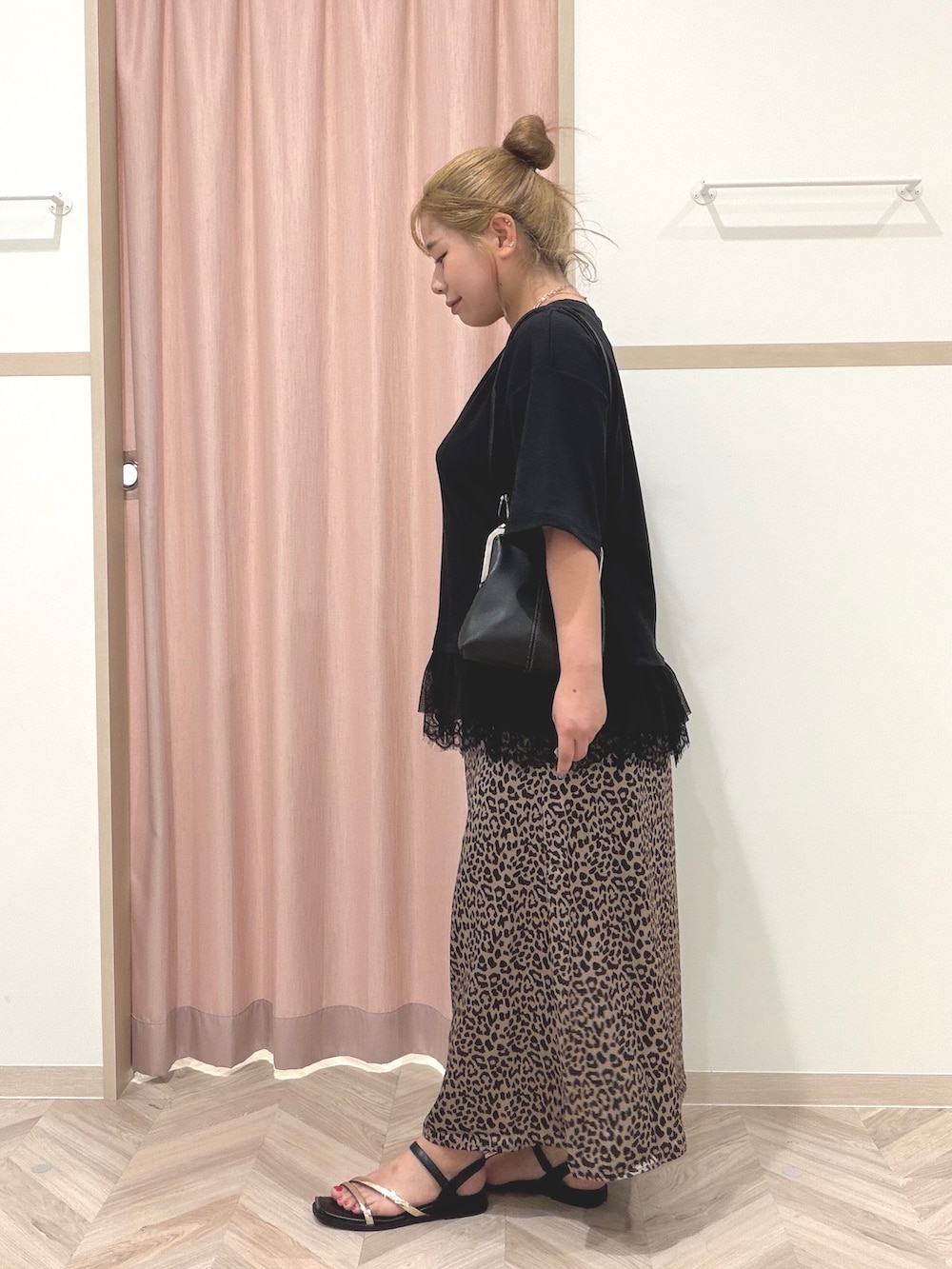 ブラック系のTシャツ/カットソー、ブラウン系のスカートを着用したレディースの夏コーディネートの4枚目の写真