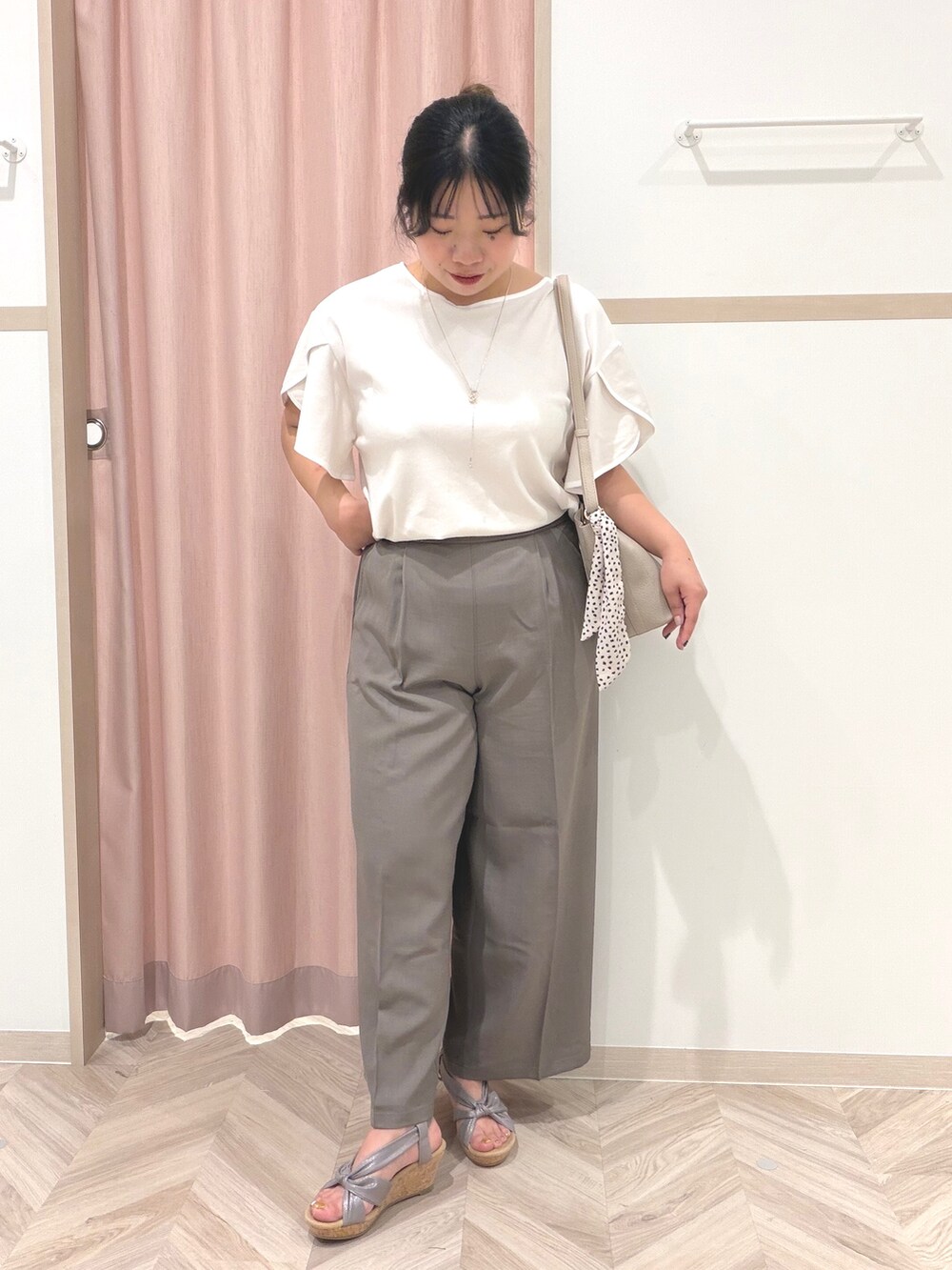 ベージュ系のTシャツ/カットソー、ブラウン系のその他パンツ、ブラウン系のサンダルを着用したレディースの夏コーディネートの2枚目の写真