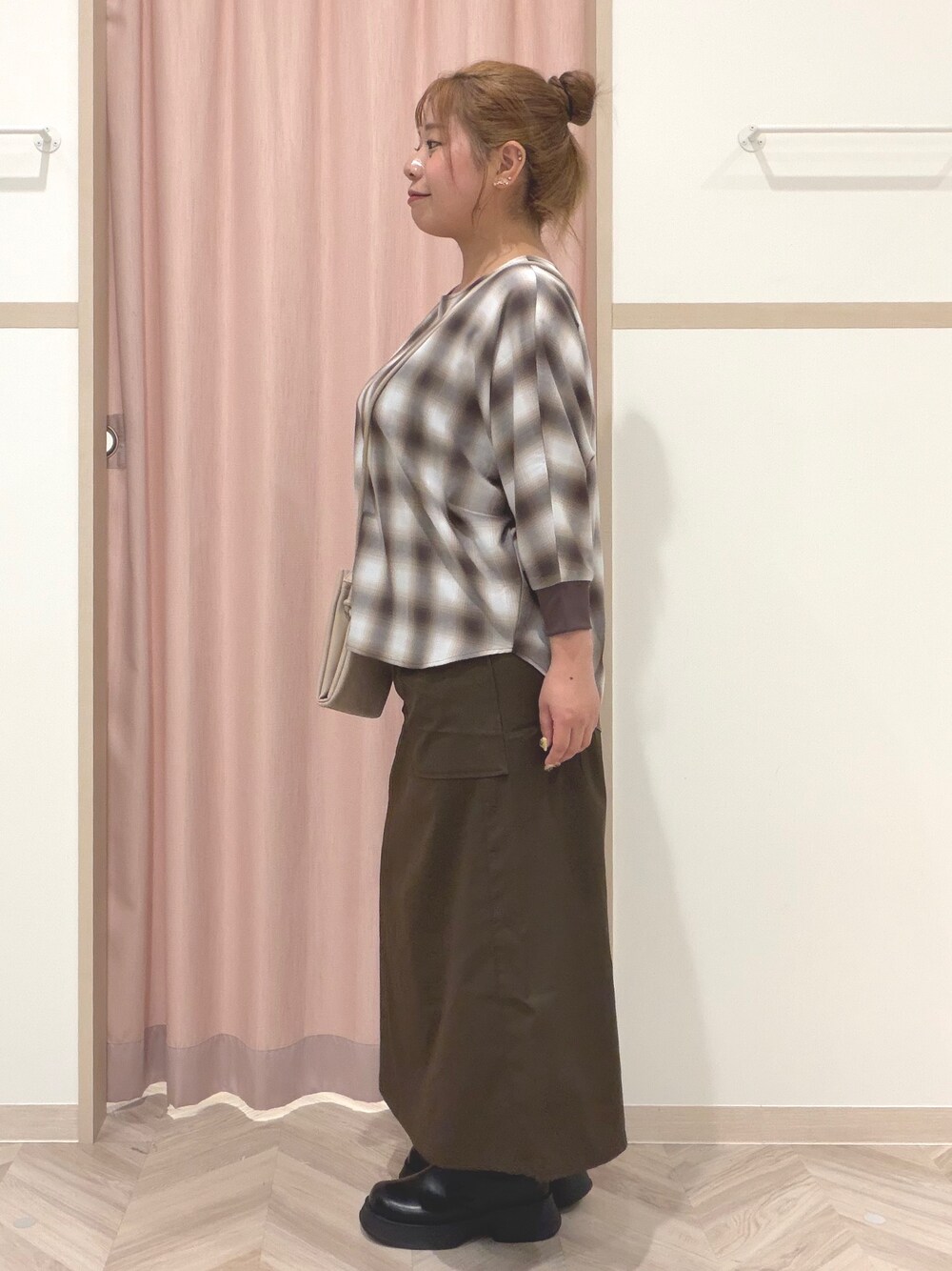 ベージュ系のシャツ/ブラウス、ブラック系のブーツ、ベージュ系のショルダーバッグを着用したレディースの秋コーディネートの4枚目の写真