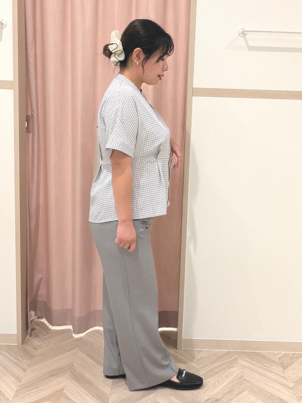 ホワイト系のシャツ/ブラウス、グレー系のその他パンツ、ブラック系のパンプスを着用したレディースの夏コーディネートの2枚目の写真