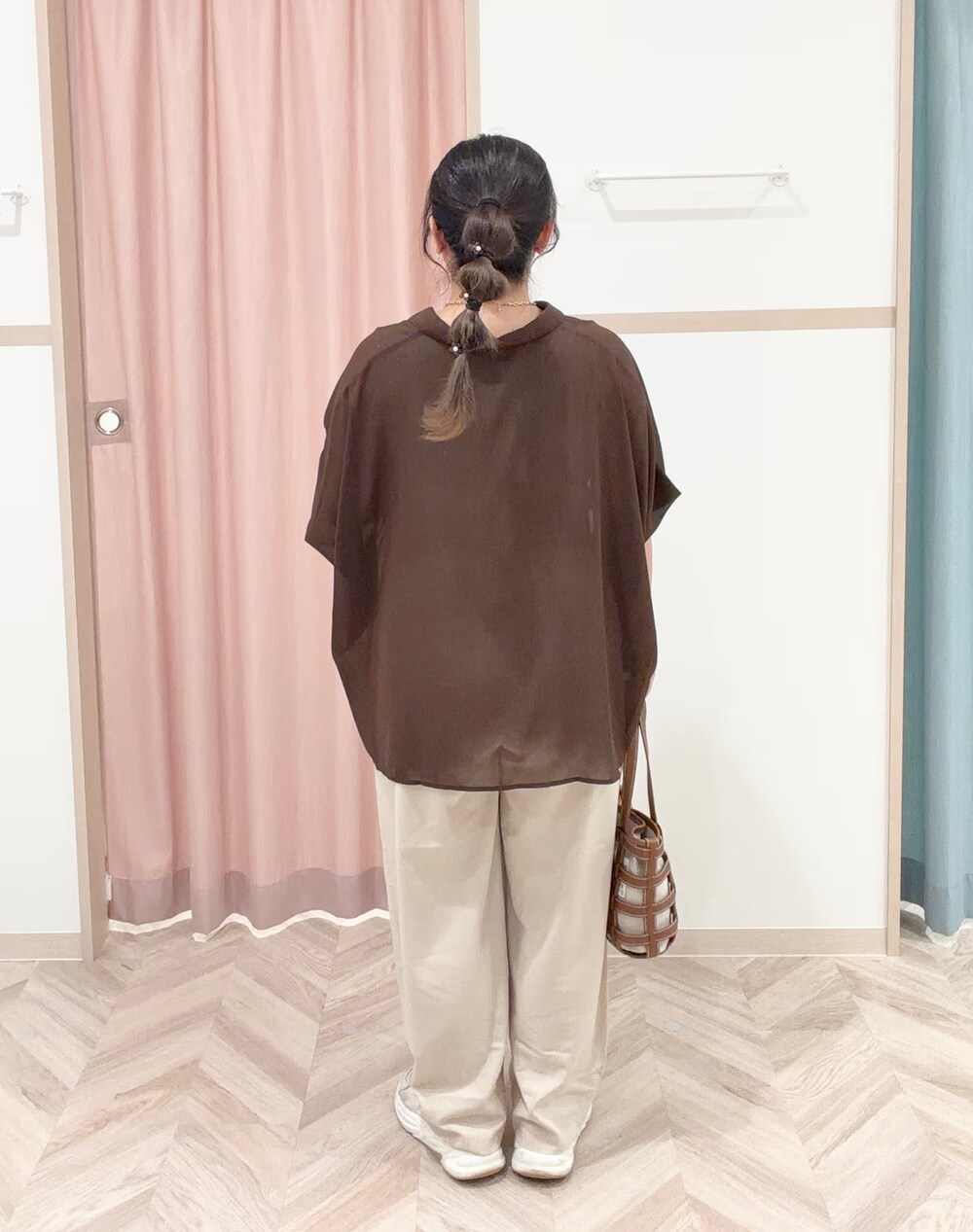 ゴールド系のタンクトップ、ブラウン系のシャツ/ブラウス、ベージュ系のその他パンツを着用したレディースの春コーディネートの4枚目の写真