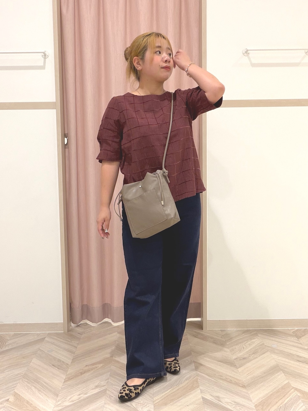 レッド系のシャツ/ブラウス、ブルー系のデニムパンツ、ブラウン系のパンプスを着用したレディースの夏コーディネートの2枚目の写真