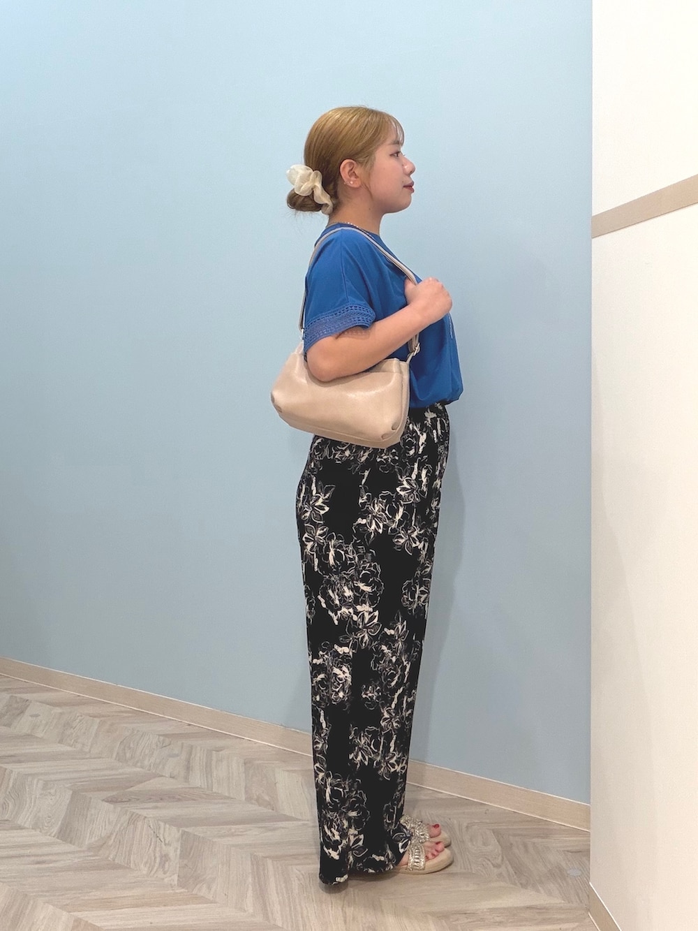 ブルー系のTシャツ/カットソー、ブラック系のその他パンツ、ゴールド系のサンダルを着用したレディースの夏コーディネートの4枚目の写真