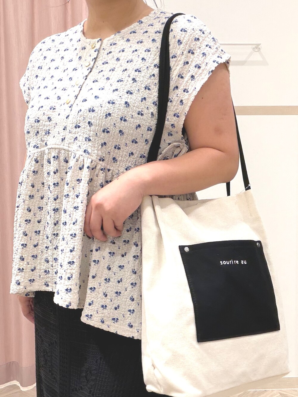 グレー系のTシャツ/カットソー、ブラック系のスカート、ホワイト系のトートバッグを着用したレディースの夏コーディネートの8枚目の写真