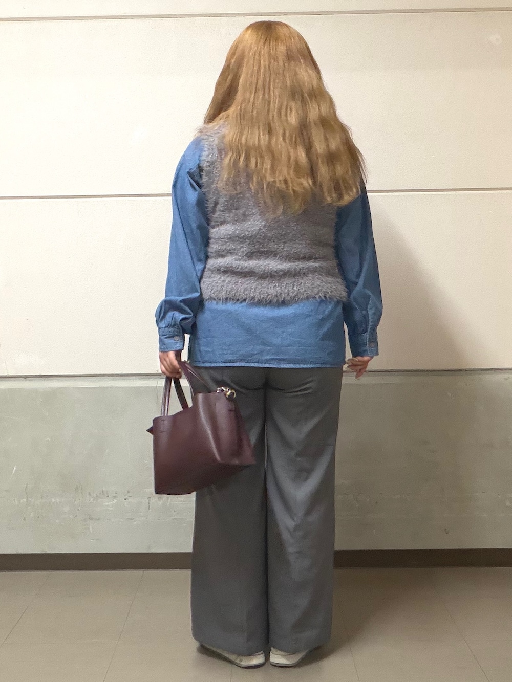 グレー系のベスト、ブルー系のシャツ/ブラウス、グレー系のその他パンツを着用したレディースの秋コーディネートの5枚目の写真