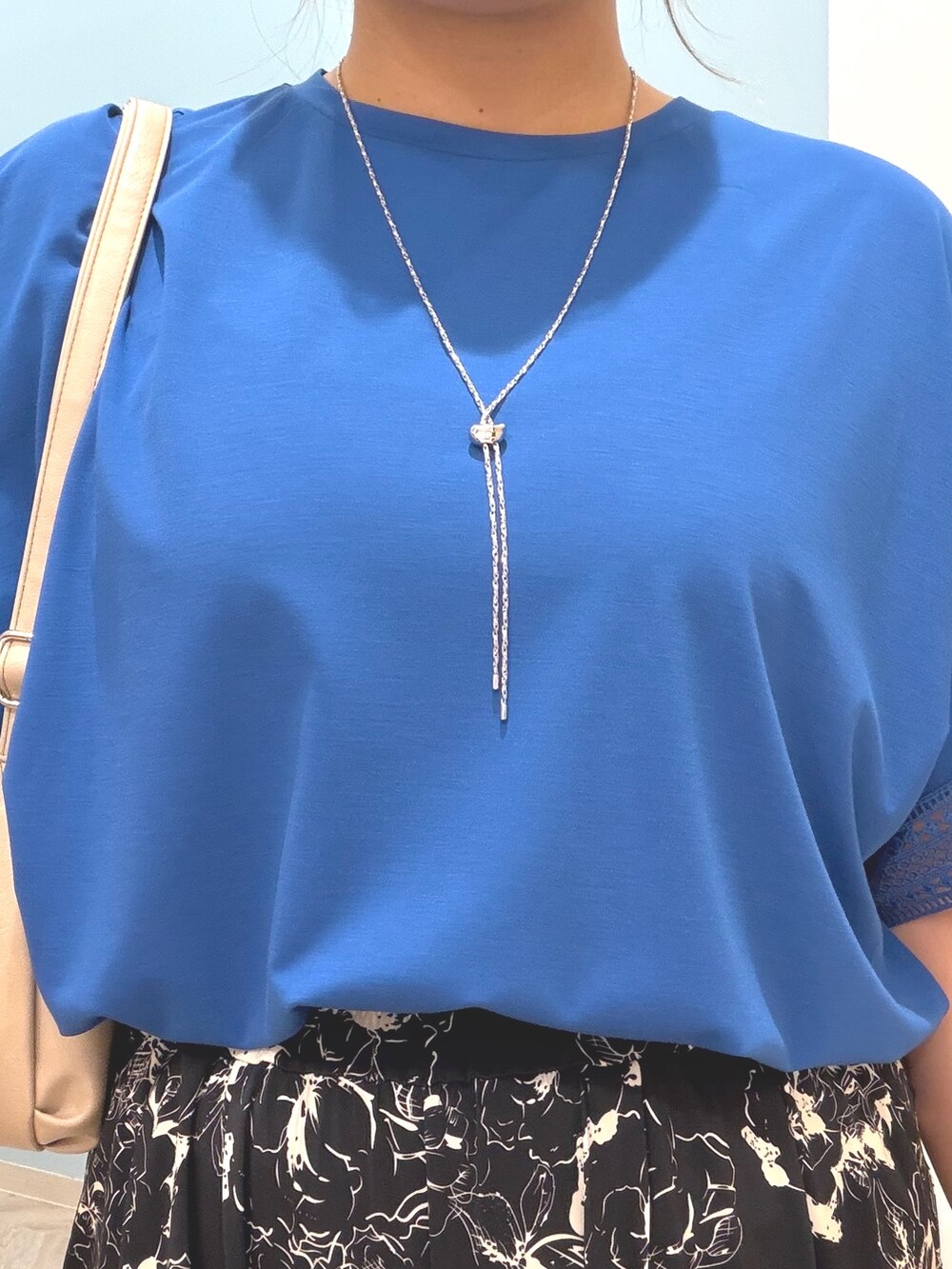 ブルー系のTシャツ/カットソー、ブラック系のその他パンツ、ゴールド系のサンダルを着用したレディースの夏コーディネートの8枚目の写真