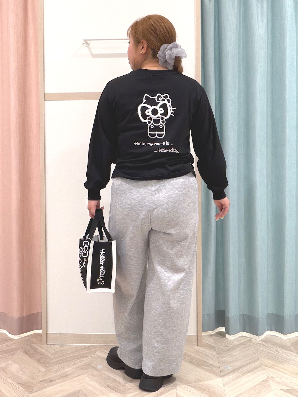 ブラック系のTシャツ/カットソー、グレー系のその他パンツ、ブラック系のブーツを着用したレディースの秋コーディネートの5枚目の写真