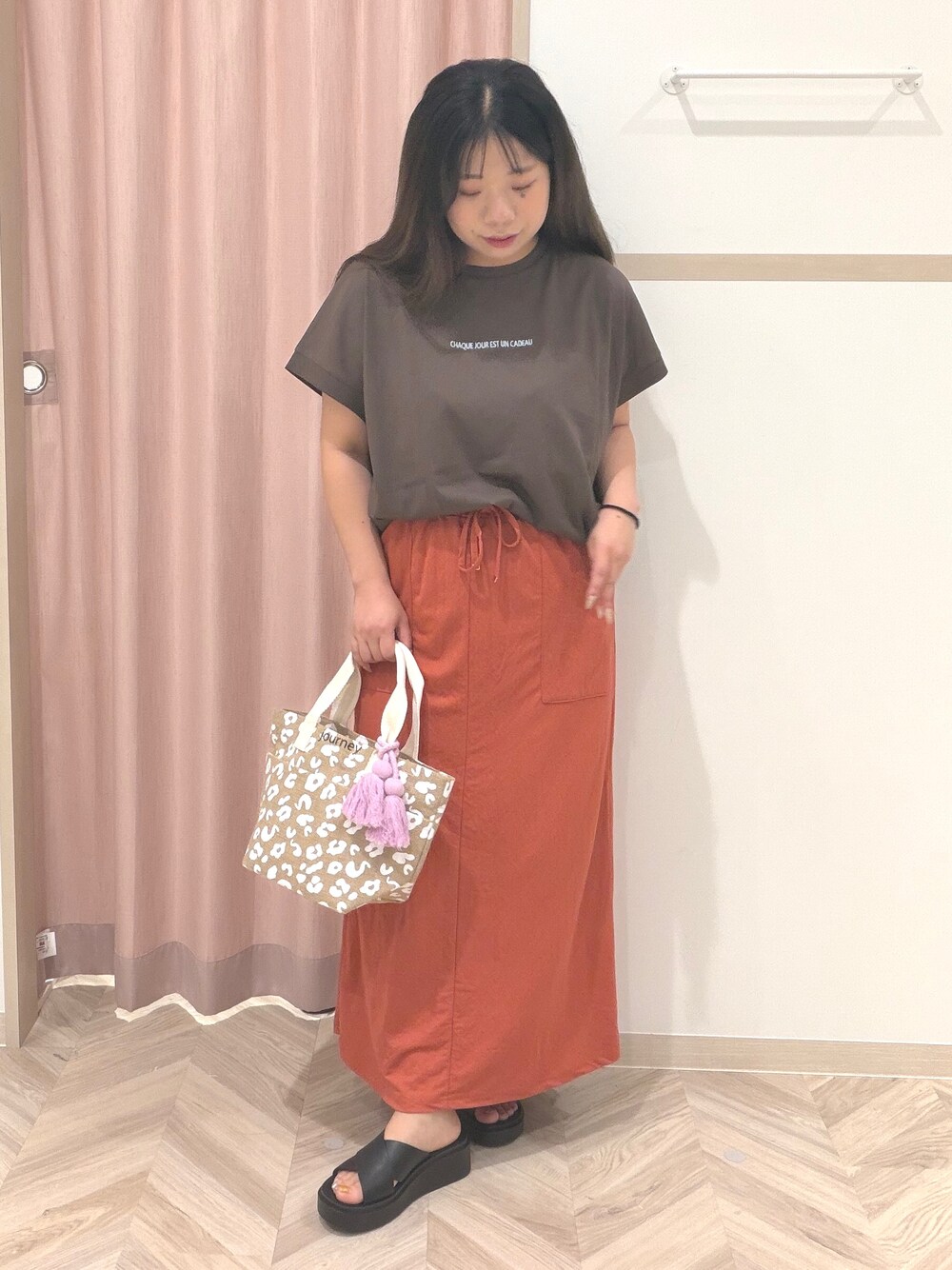 ブラウン系のTシャツ/カットソー、レッド系のスカート、ブラック系のサンダルを着用したレディースの夏コーディネートの7枚目の写真