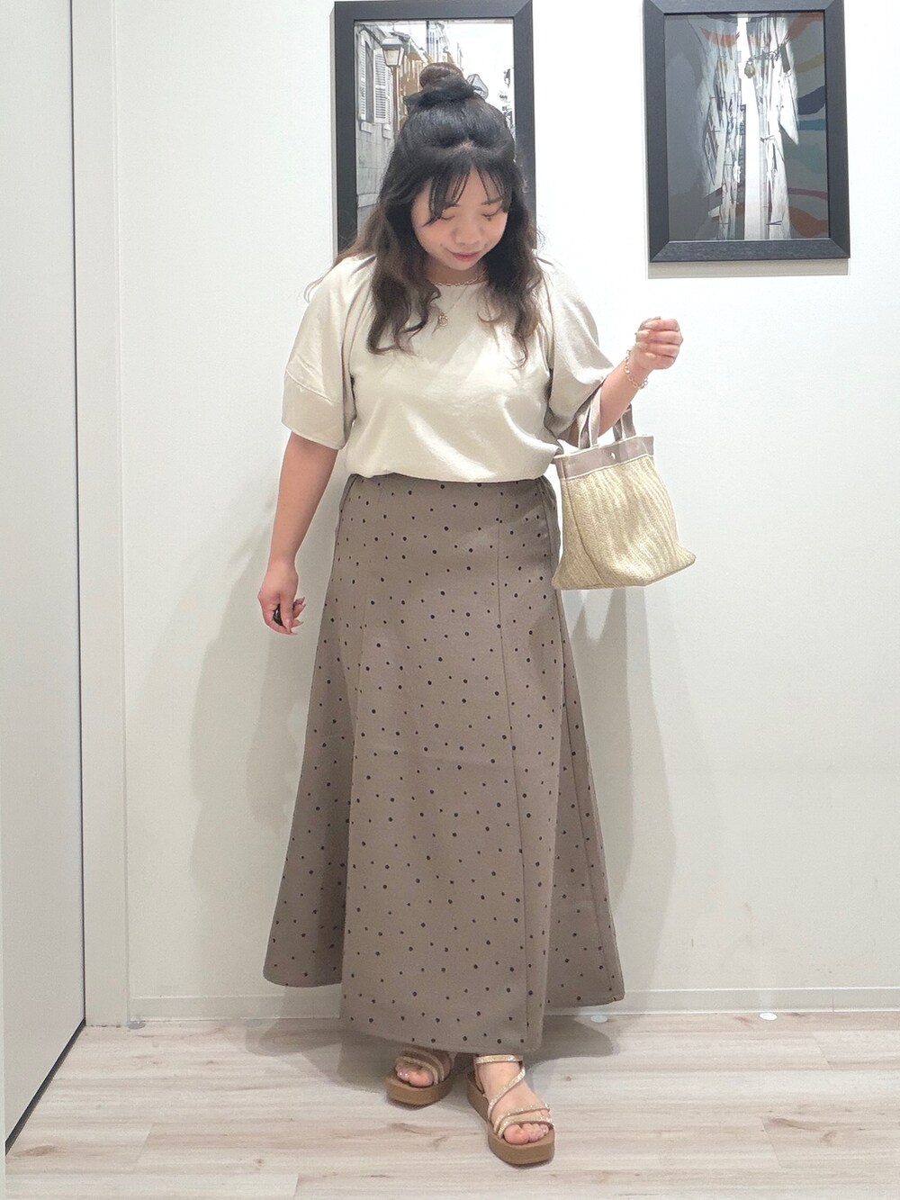 ベージュ系のシャツ/ブラウス、ブラウン系のスカート、ベージュ系のサンダルを着用したレディースの夏コーディネートの2枚目の写真