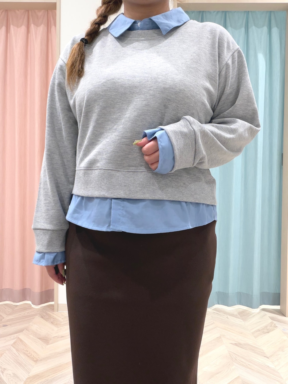 グレー系のTシャツ/カットソー、ブラウン系のスカート、ブラウン系のその他シューズを着用したレディースの秋コーディネートの8枚目の写真
