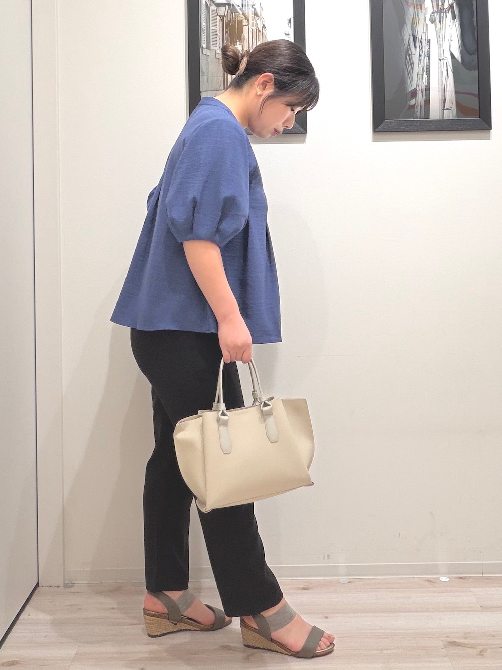 ブルー系のシャツ/ブラウス、ブラック系のその他パンツ、グレー系のトートバッグを着用したレディースの夏コーディネートの3枚目の写真