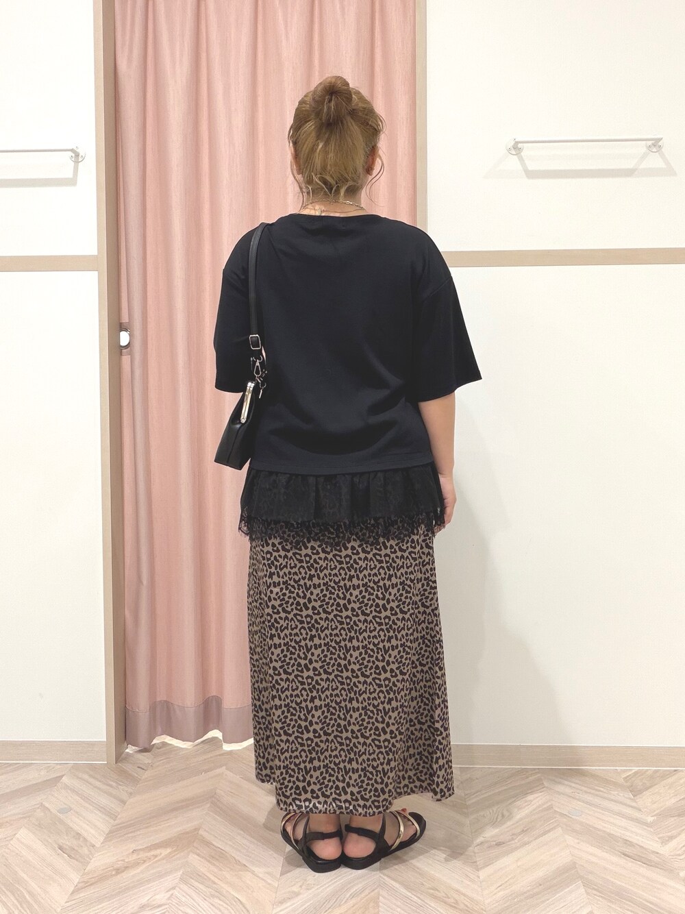 ブラック系のTシャツ/カットソー、ブラウン系のスカートを着用したレディースの夏コーディネートの5枚目の写真