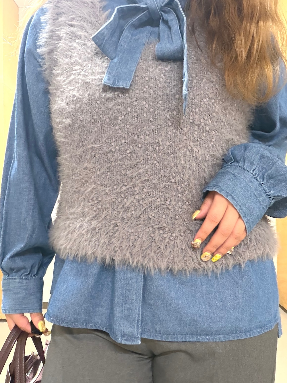 グレー系のベスト、ブルー系のシャツ/ブラウス、グレー系のその他パンツを着用したレディースの秋コーディネートの7枚目の写真