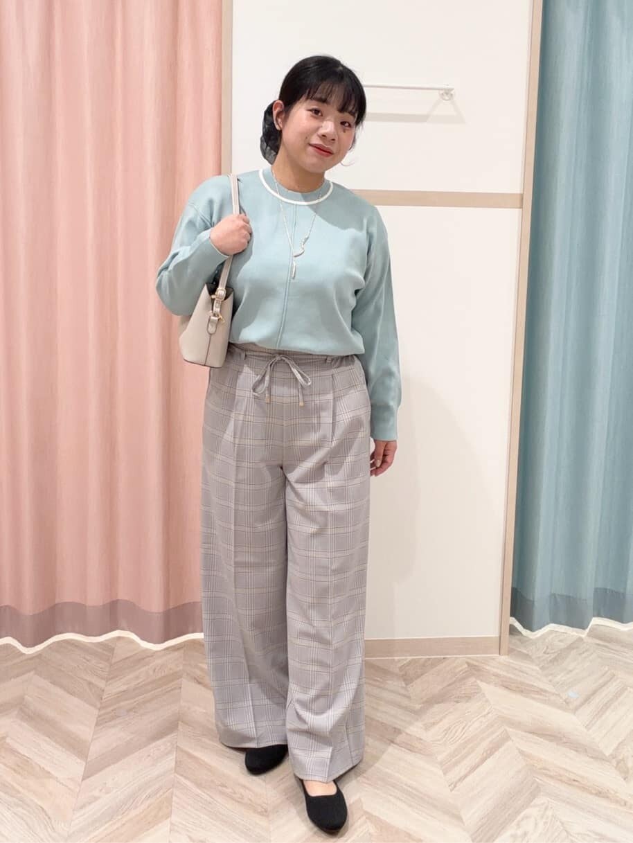 グリーン系のニット/セーター、ブラック系のその他パンツ、ブラック系のパンプスを着用したレディースの冬コーディネートの2枚目の写真