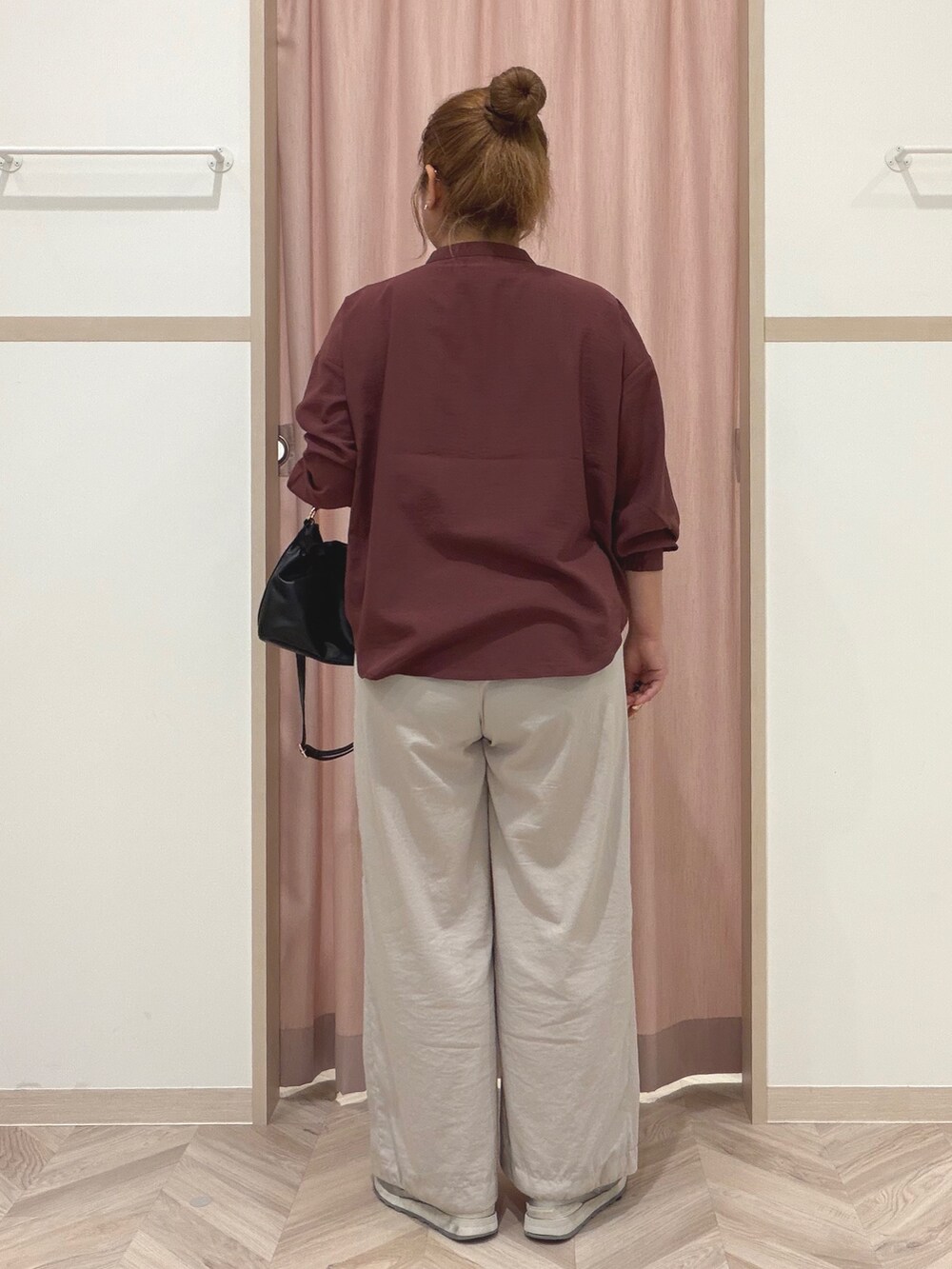 レッド系のシャツ/ブラウス、ベージュ系のその他パンツ、ブラック系のショルダーバッグを着用したレディースの秋コーディネートの6枚目の写真