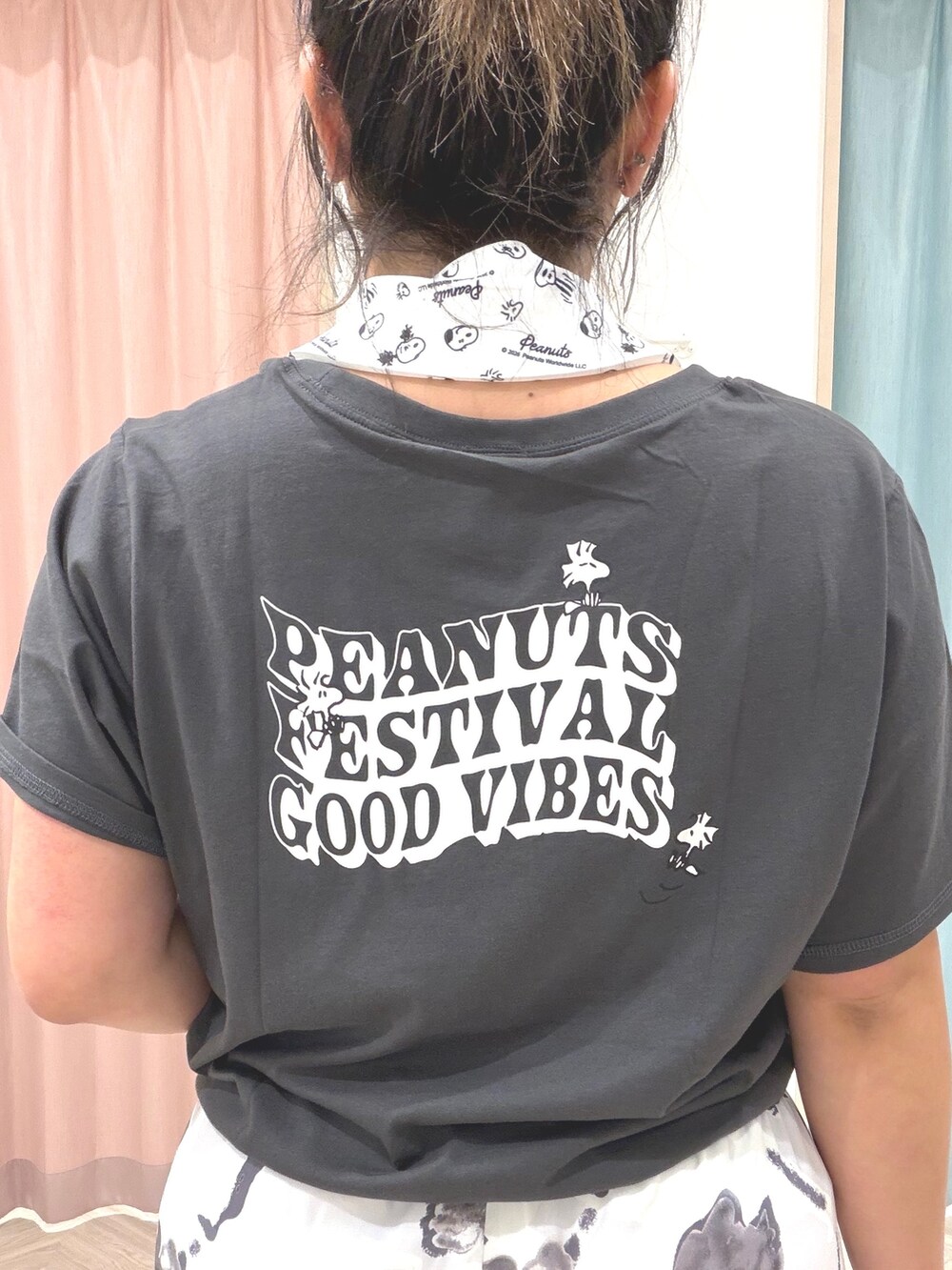 グレー系のTシャツ/カットソー、ホワイト系のその他パンツ、ホワイト系のバンダナ/スカーフを着用したレディースの夏コーディネートの6枚目の写真