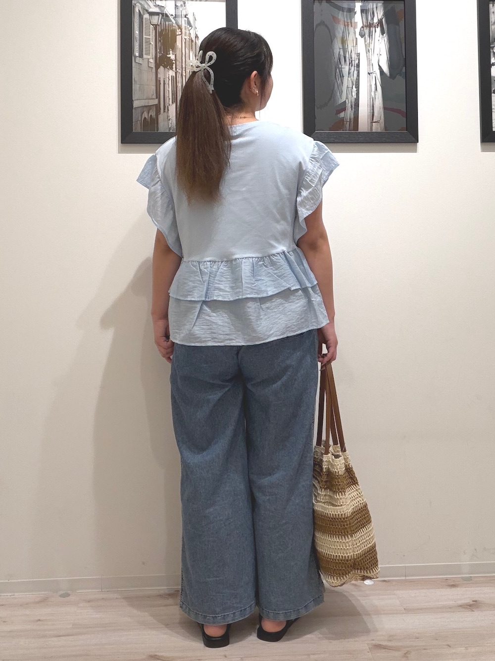 ブルー系のTシャツ/カットソー、ブルー系のデニムパンツ、ベージュ系のトートバッグを着用したレディースの夏コーディネートの6枚目の写真